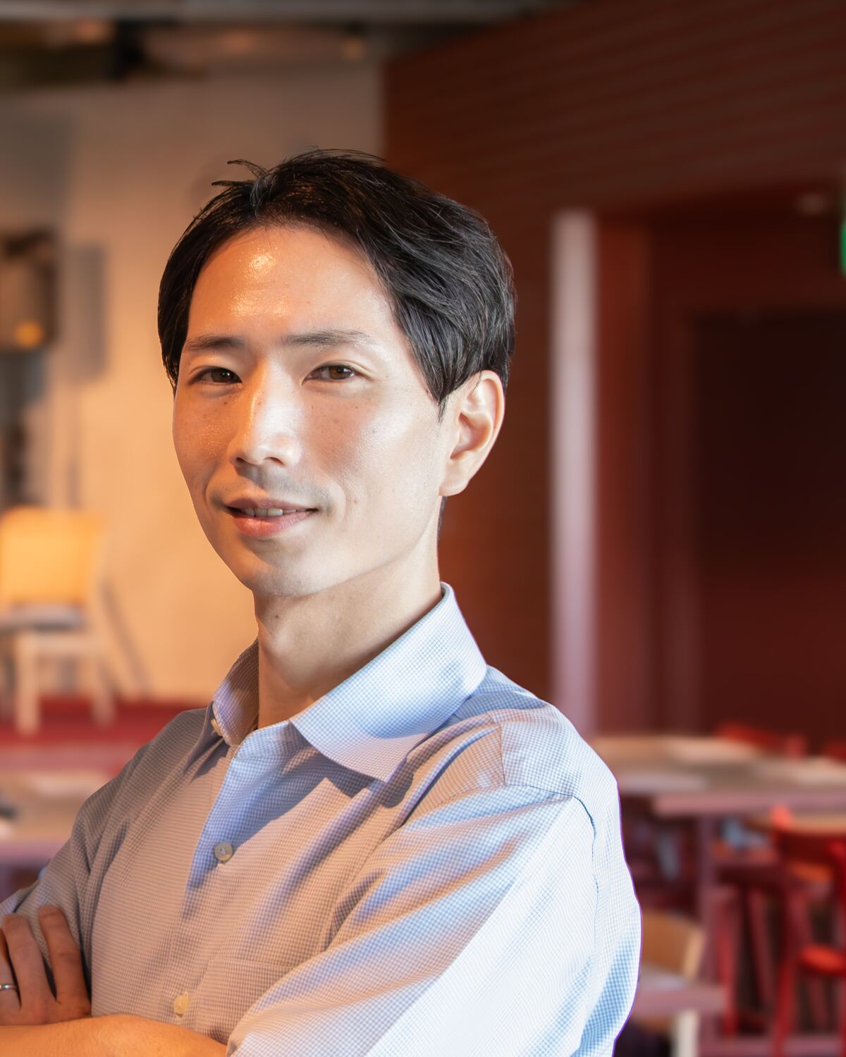 腕を組んで立つ VerdiaLink 代表の野原倫久